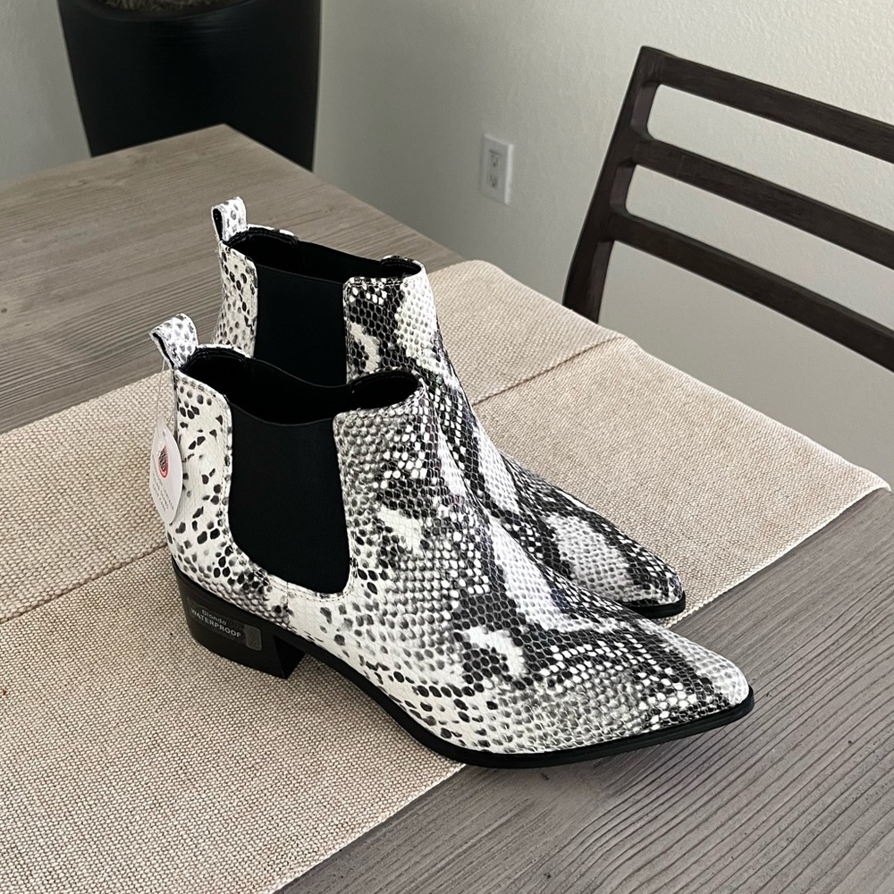 FINAL SALE-NWT- Blondo- Waterproof Emilia bootie in black/white Size 9
